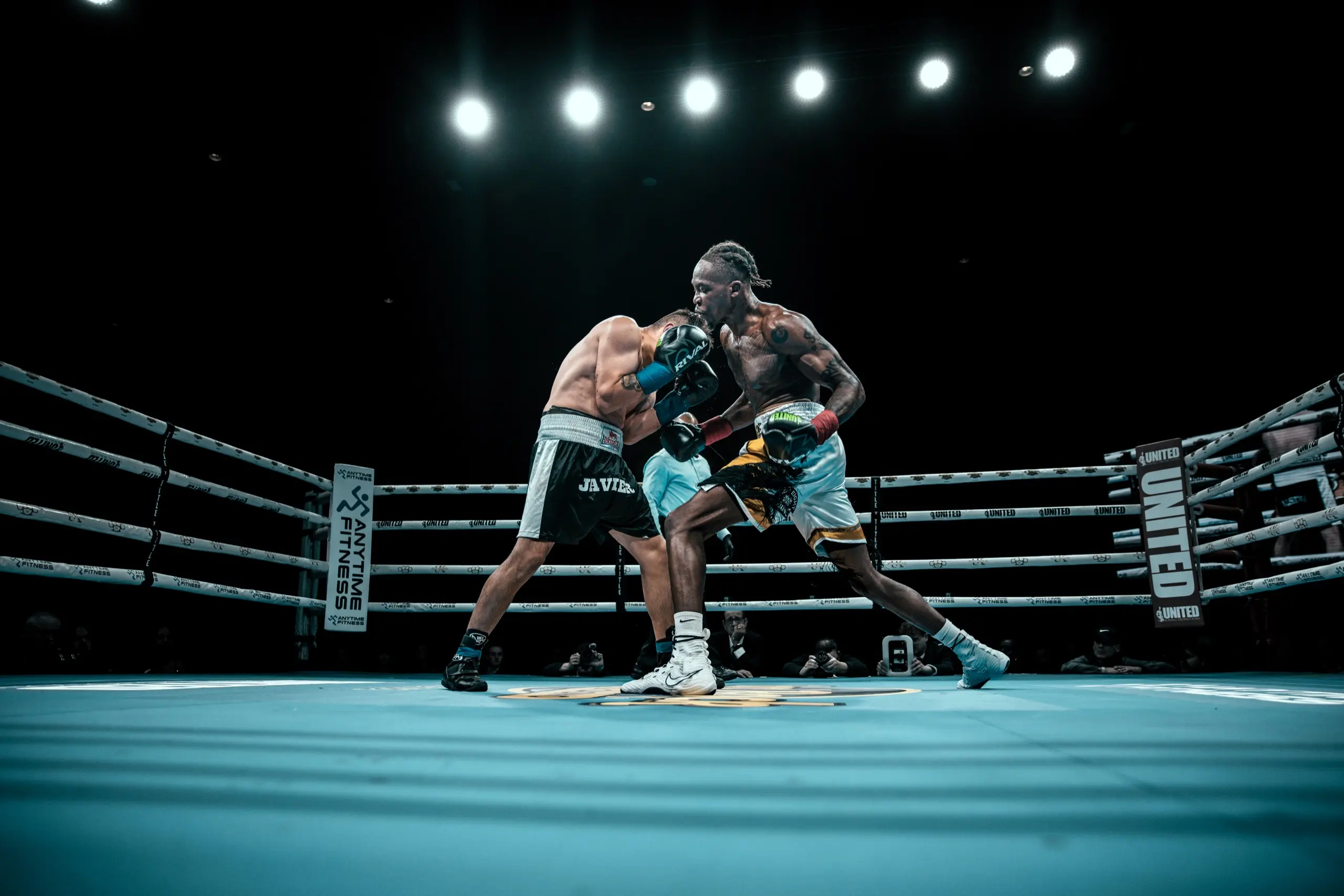 Wide view of Thomas trading in the centre of the ring
